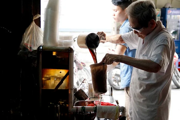 net-van-hoa-dac-trung-cua-sai-gon-cafe cafe vợt độc đáo.jpg