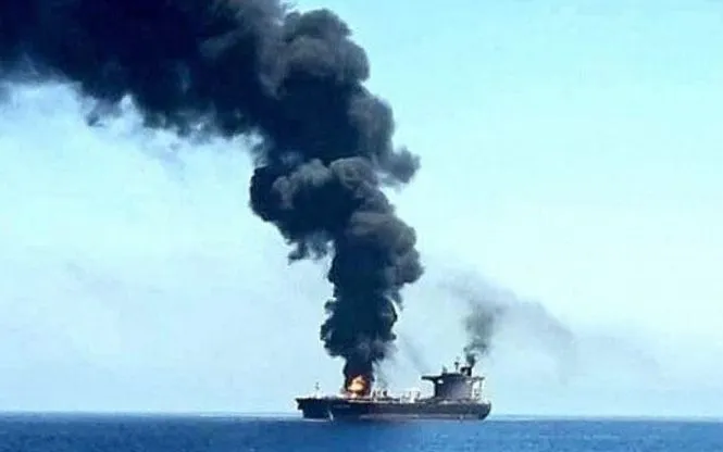 Một tàu hàng bị lực lượng Houthi tấn công trên Biển Đỏ. (Ảnh tư liệu: IRNA/TTXVN)