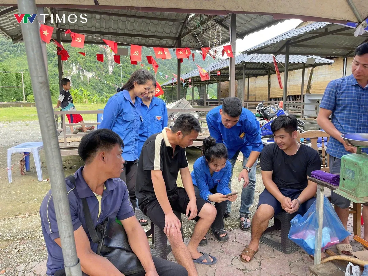 Tuổi trẻ vùng biên Lai Châu hỗ trợ người dân tiếp cận chính quyền số - Ảnh 2.