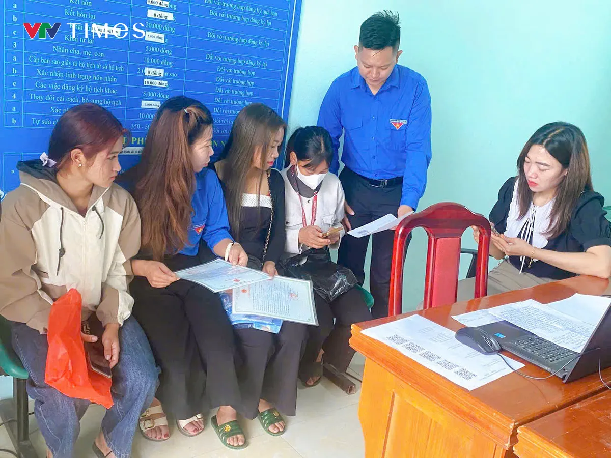Tuổi trẻ vùng biên Lai Châu hỗ trợ người dân tiếp cận chính quyền số - Ảnh 1.
