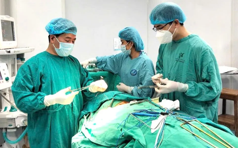 Bác sĩ Bệnh viện Đa khoa Hà Nam phẫu thuật cho bệnh nhân ngay trong đêm. Ảnh: BV Đa khoa Hà Nam Bác sĩ Bệnh viện Đa khoa Hà Nam phẫu thuật cho bệnh nhân ngay trong đêm. Ảnh: BV Đa khoa Hà Nam