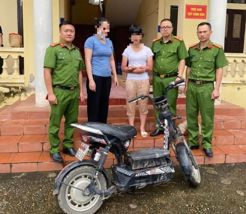 Công an xã kịp thời giúp đỡ bé gái đi lạc trở về với gia đình- Ảnh 1. Công an xã kịp thời giúp đỡ bé gái đi lạc trở về với gia đình- Ảnh 1.
