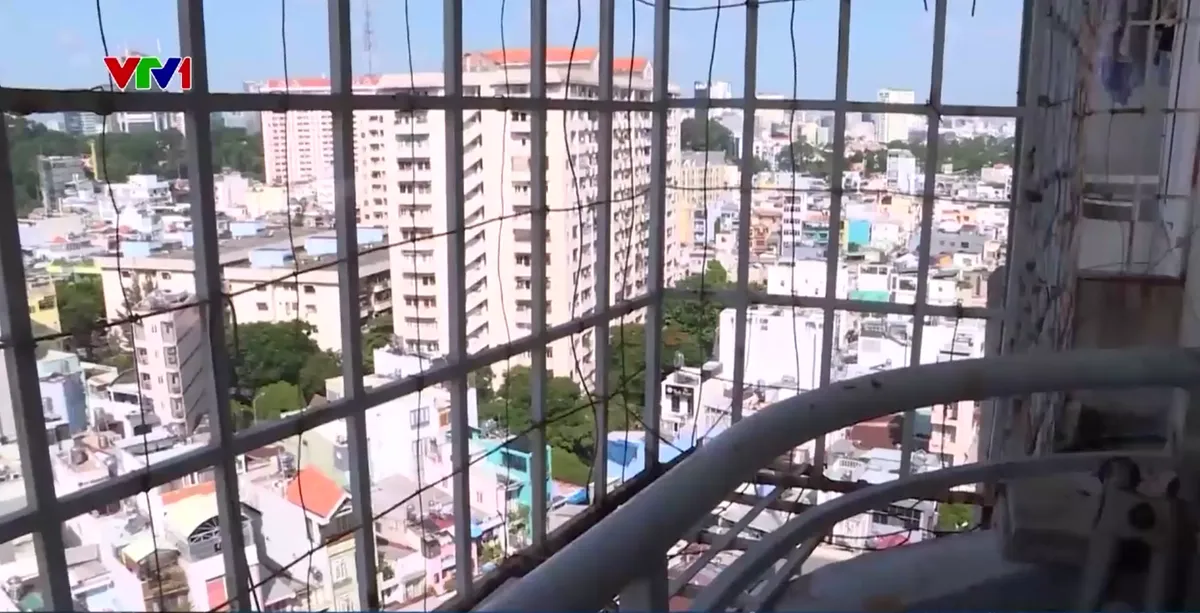 Người d&acirc;n th&aacute;o dỡ lồng sắt ban c&ocirc;ng để mở lối tho&aacute;t nạn - Ảnh 3.