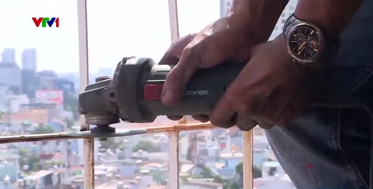 Người d&acirc;n th&aacute;o dỡ lồng sắt ban c&ocirc;ng để mở lối tho&aacute;t nạn - Ảnh 4.