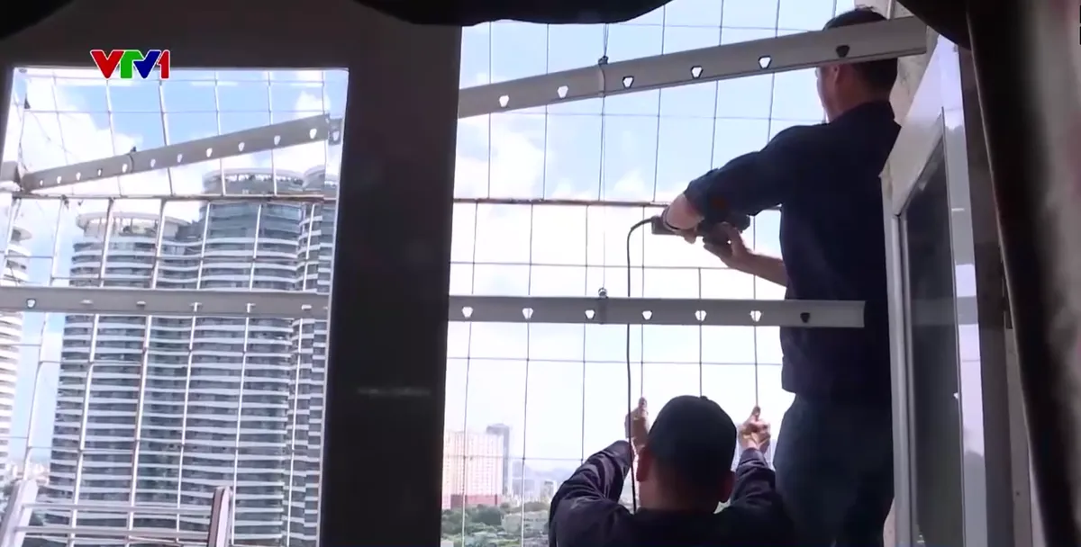 Người d&acirc;n th&aacute;o dỡ lồng sắt ban c&ocirc;ng để mở lối tho&aacute;t nạn - Ảnh 2.