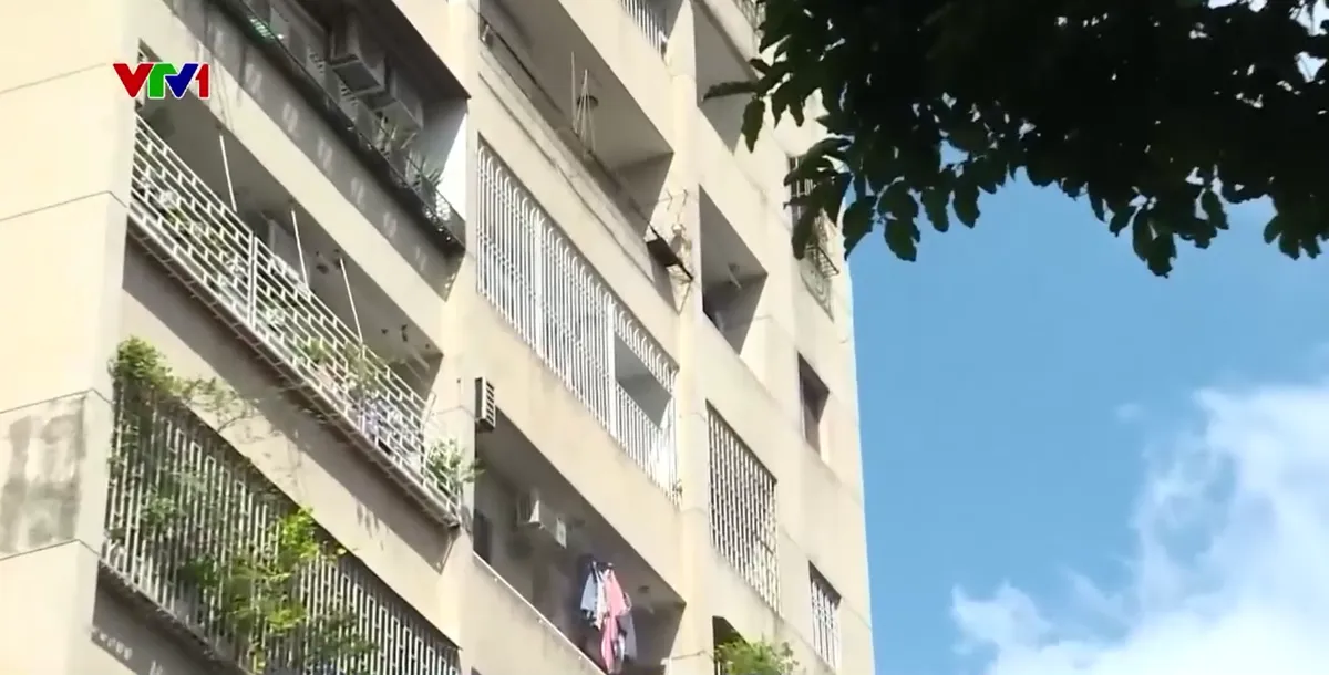 Người d&acirc;n th&aacute;o dỡ lồng sắt ban c&ocirc;ng để mở lối tho&aacute;t nạn - Ảnh 5.