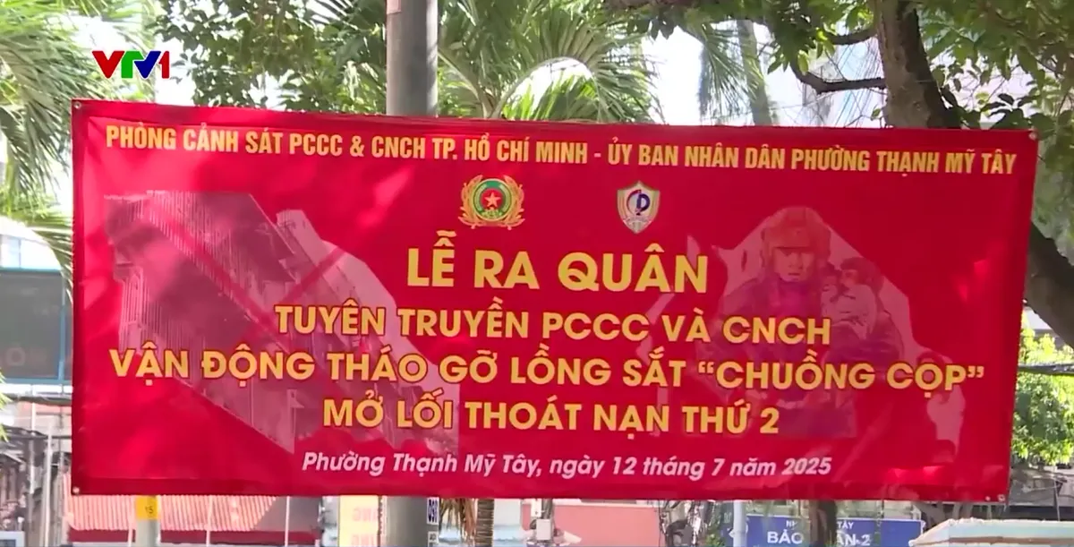 Người d&acirc;n th&aacute;o dỡ lồng sắt ban c&ocirc;ng để mở lối tho&aacute;t nạn - Ảnh 1.