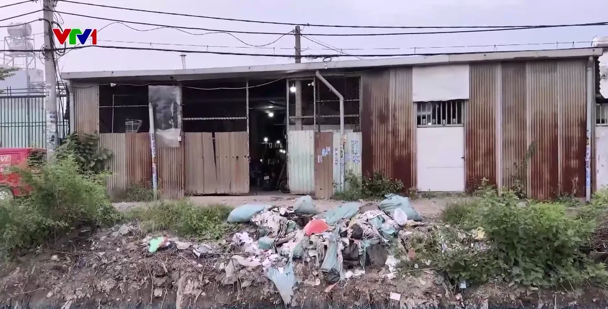   Truy vết nguồn gốc những chai dầu gi&oacute; giả: Lật tẩy đường d&acirc;y l&agrave;m giả tinh vi n&uacute;p b&oacute;ng doanh nghiệp - Ảnh 3.