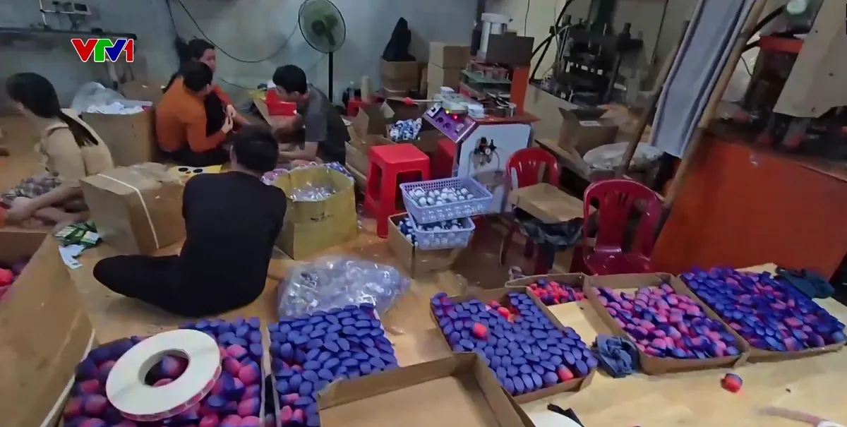   Truy vết nguồn gốc những chai dầu gi&oacute; giả: Lật tẩy đường d&acirc;y l&agrave;m giả tinh vi n&uacute;p b&oacute;ng doanh nghiệp - Ảnh 2.