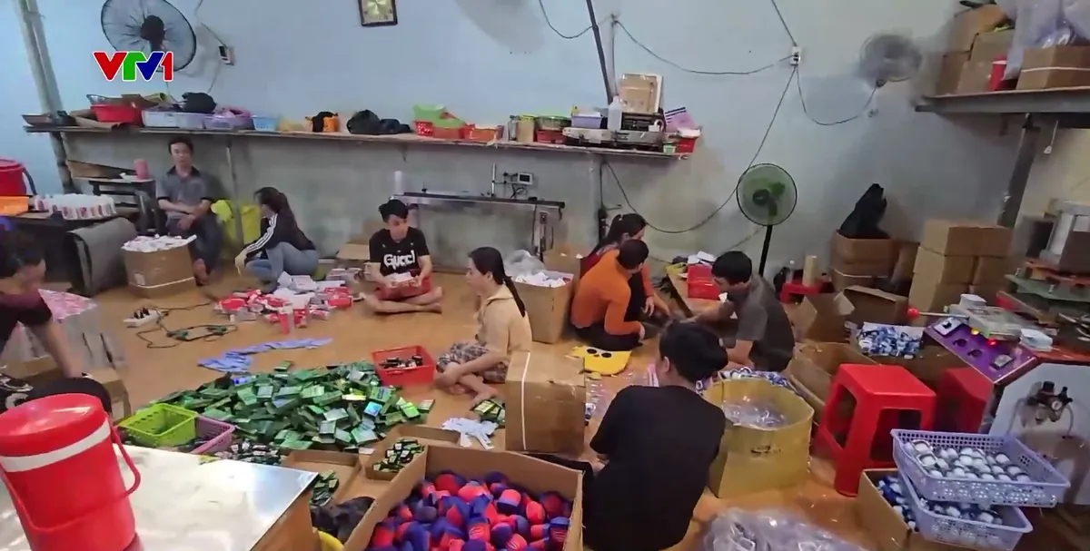   Truy vết nguồn gốc những chai dầu gi&oacute; giả: Lật tẩy đường d&acirc;y l&agrave;m giả tinh vi n&uacute;p b&oacute;ng doanh nghiệp - Ảnh 1.