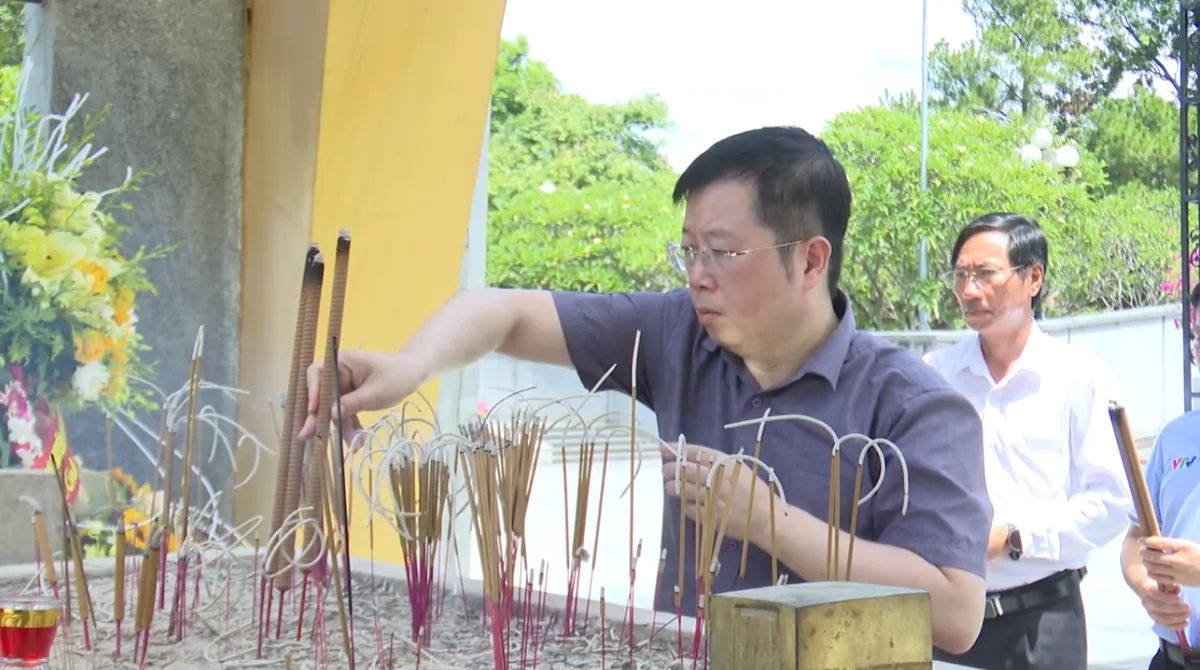 Đoàn công tác Đài Truyền hình Việt Nam viếng các Anh hùng liệt sĩ- Ảnh 2. Đoàn công tác Đài Truyền hình Việt Nam viếng các Anh hùng liệt sĩ- Ảnh 2.