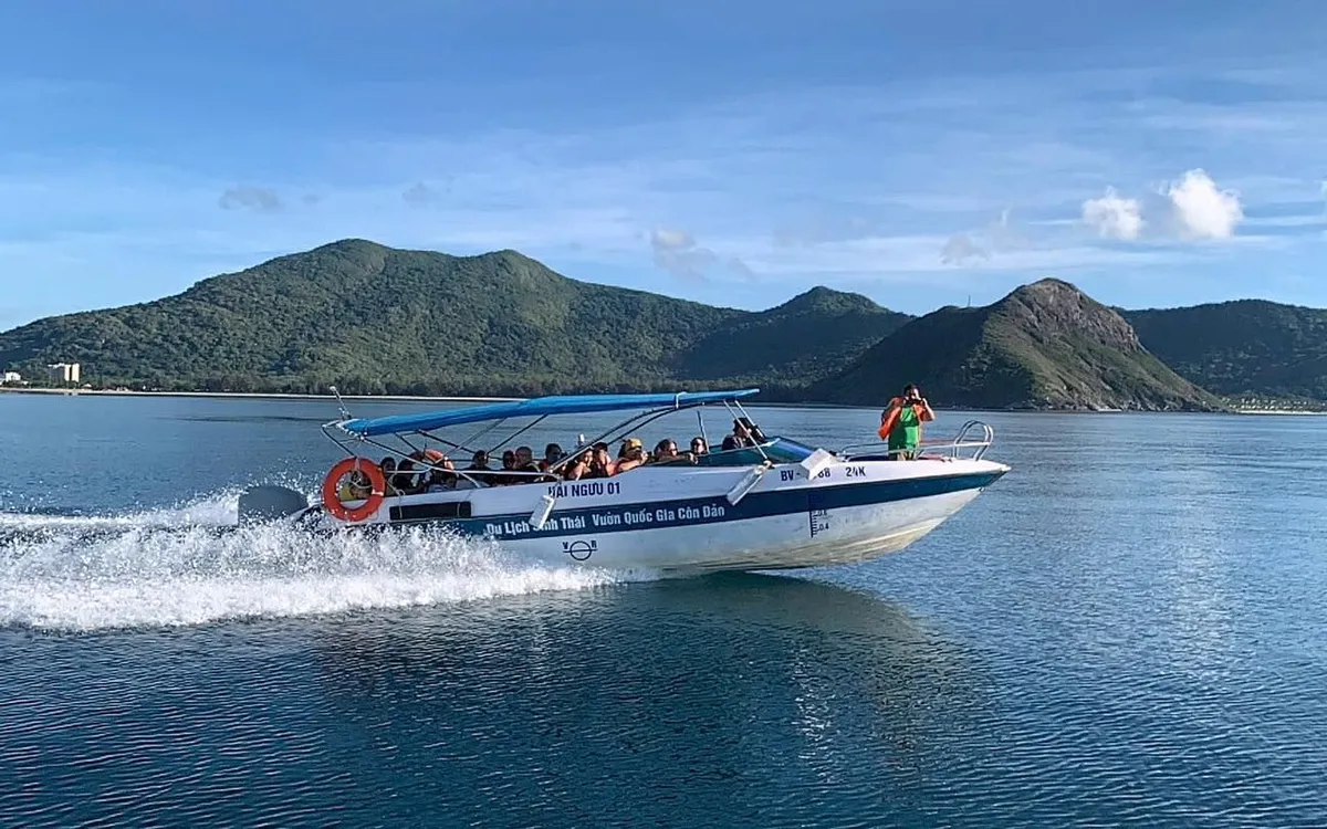 Các tour du lịch sinh thái luôn thu hút đông du khách. (Ảnh: VQGCĐ) Các tour du lịch sinh thái luôn thu hút đông du khách. (Ảnh: VQGCĐ)