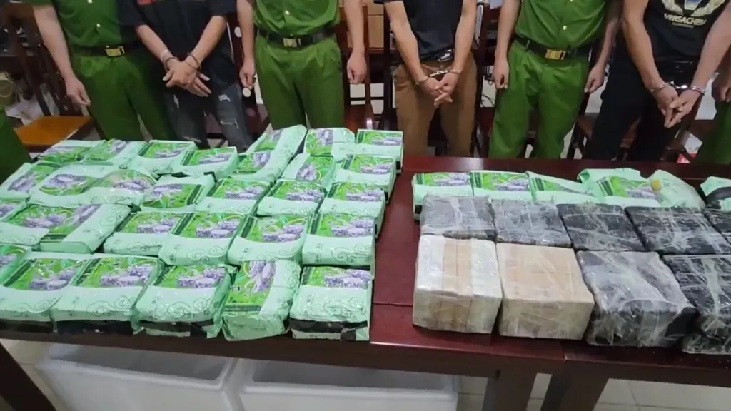 Nghệ An: Phá đường dây ma túy xuyên quốc gia, thu giữ 60 bánh hêrôin và 37kg ma túy đá - Ảnh 2.