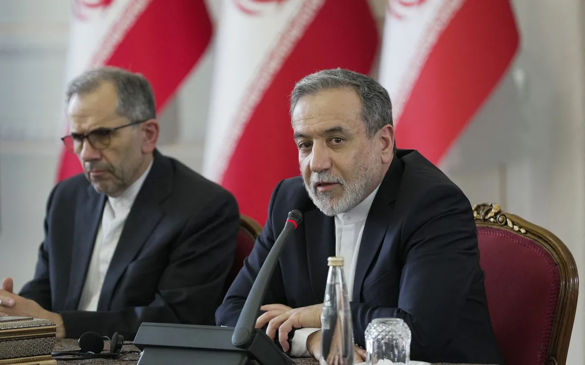 Ngoại trưởng Inran Abbas Araghchi (phải) họp với các đại sứ và đại diện ngoại giao tại Tehran (Ảnh: AFP) Ngoại trưởng Inran Abbas Araghchi (phải) họp với các đại sứ và đại diện ngoại giao tại Tehran (Ảnh: AFP)