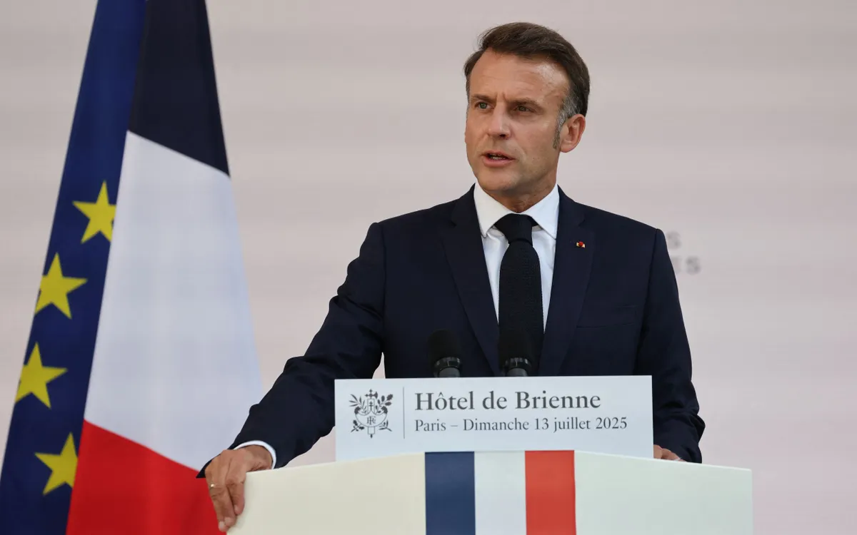 Tổng thống Pháp Emmanuel Macron phát biểu trước các lực lượng vũ trang quốc gia tại l'Hôtel de Brienne ở Paris, ngày 13/7/2025 (Ảnh: AFP) Tổng thống Pháp Emmanuel Macron phát biểu trước các lực lượng vũ trang quốc gia tại l'Hôtel de Brienne ở Paris, ngày 13/7/2025 (Ảnh: AFP)