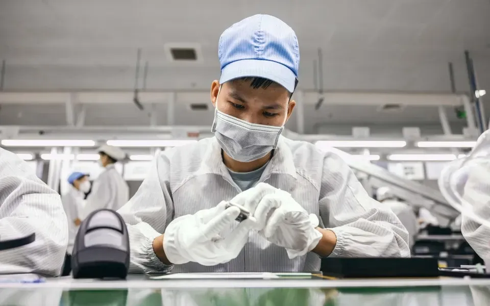 Công nhân lắp Apple Watch ở nhà máy tại Việt Nam. Ảnh: Apple. Công nhân lắp Apple Watch ở nhà máy tại Việt Nam. Ảnh: Apple.