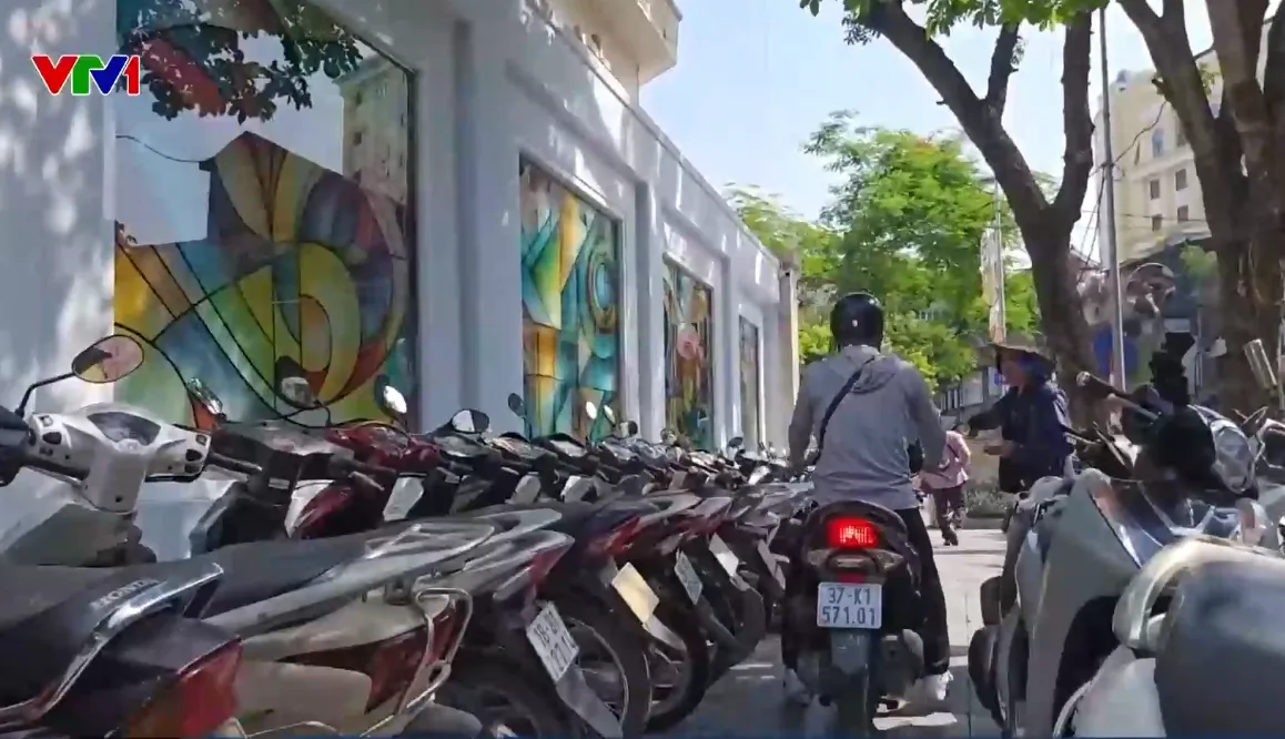 “Thổi” giá vé gấp 2 - 3 lần tại điểm trông giữ xe không dùng tiền mặt ở Hà Nội- Ảnh 1. “Thổi” giá vé gấp 2 - 3 lần tại điểm trông giữ xe không dùng tiền mặt ở Hà Nội- Ảnh 1.
