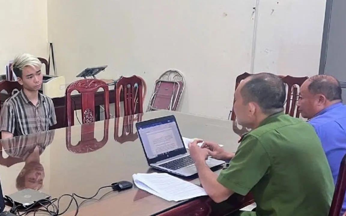 Lực lượng liên ngành lấy lời khai đối tượng Đào Văn Khương. (Ảnh: CA)
