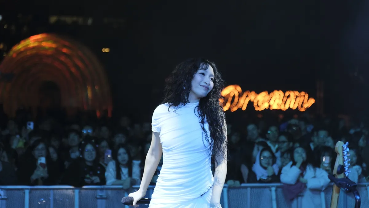 Diva Mỹ Linh và con gái lần đầu lưu diễn xuyên châu Á - Ảnh 2.