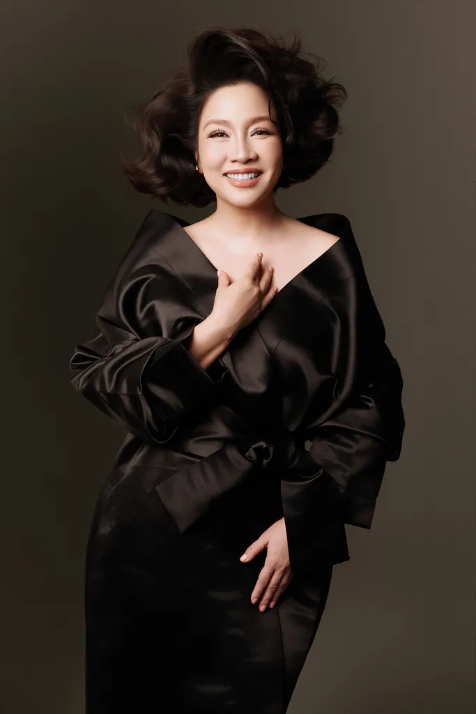 Diva Mỹ Linh và con gái lần đầu lưu diễn xuyên châu Á - Ảnh 1.
