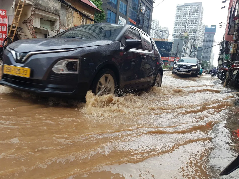 Mưa lớn chiều 14/7, nhiều tuyến phố Hà Nội bị ngập úng- Ảnh 2.