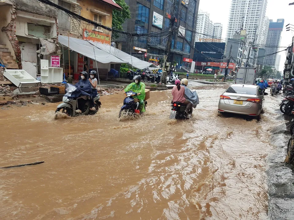 Mưa lớn chiều 14/7, nhiều tuyến phố Hà Nội bị ngập úng- Ảnh 1.