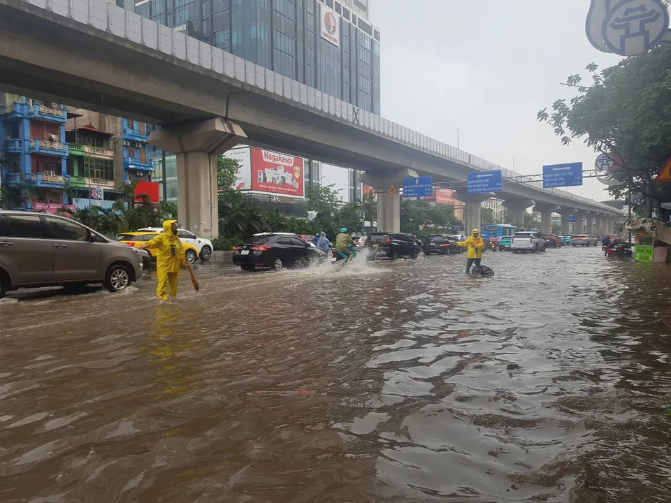 Mưa lớn chiều 14/7, nhiều tuyến phố Hà Nội bị ngập úng- Ảnh 5.