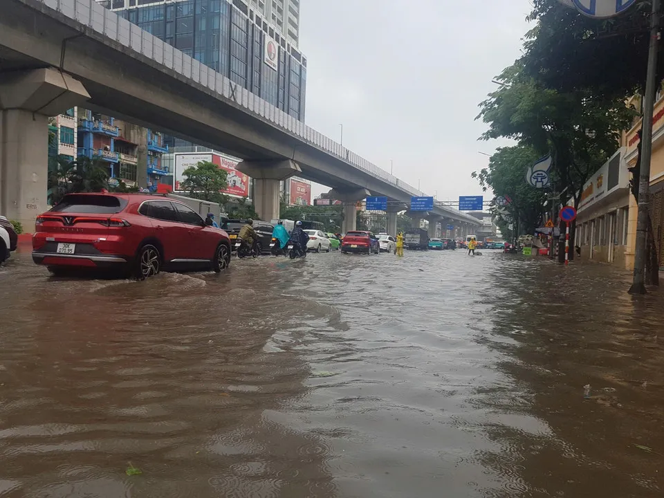 Mưa lớn chiều 14/7, nhiều tuyến phố Hà Nội bị ngập úng- Ảnh 4.