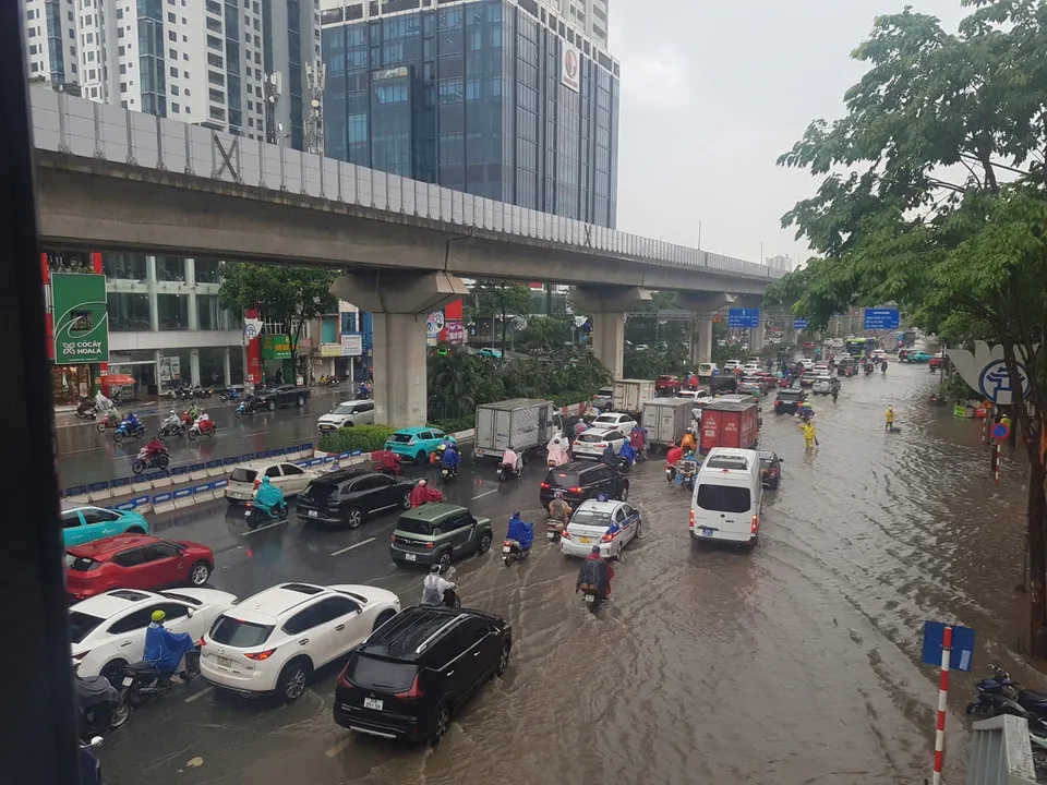 Mưa lớn chiều 14/7, nhiều tuyến phố Hà Nội bị ngập úng- Ảnh 3.