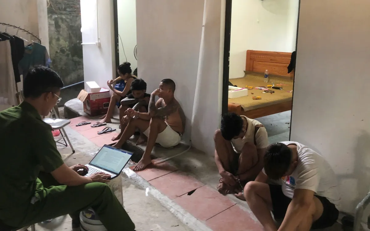 Các đối tượng có hành vi tổ chức sử dụng trái phép chất ma túy bị Công an xã Phú Bình bắt giữ.