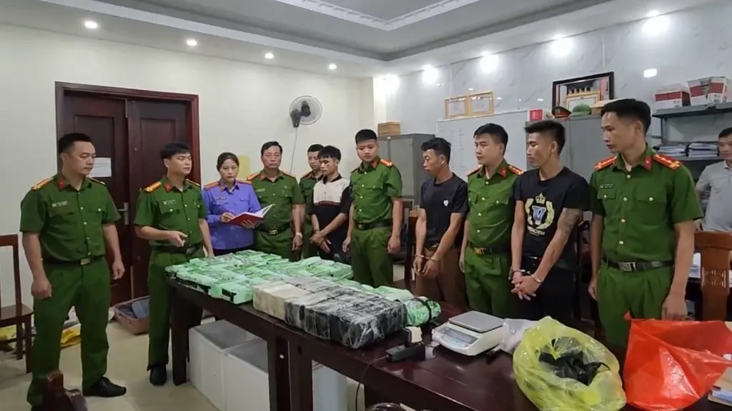 Nghệ An: Phá đường dây ma túy xuyên quốc gia, thu giữ 60 bánh hêrôin và 37kg ma túy đá - Ảnh 1.