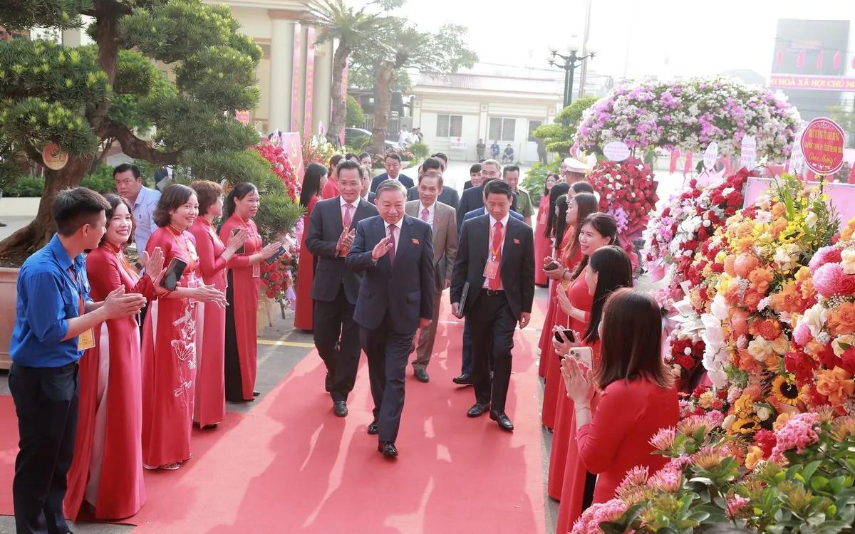 Tổng Bí thư Tô Lâm và các đại biểu Trung ương, tỉnh Hưng Yên đến dự Đại hội. Ảnh: ĐCSVN Tổng Bí thư Tô Lâm và các đại biểu Trung ương, tỉnh Hưng Yên đến dự Đại hội. Ảnh: ĐCSVN