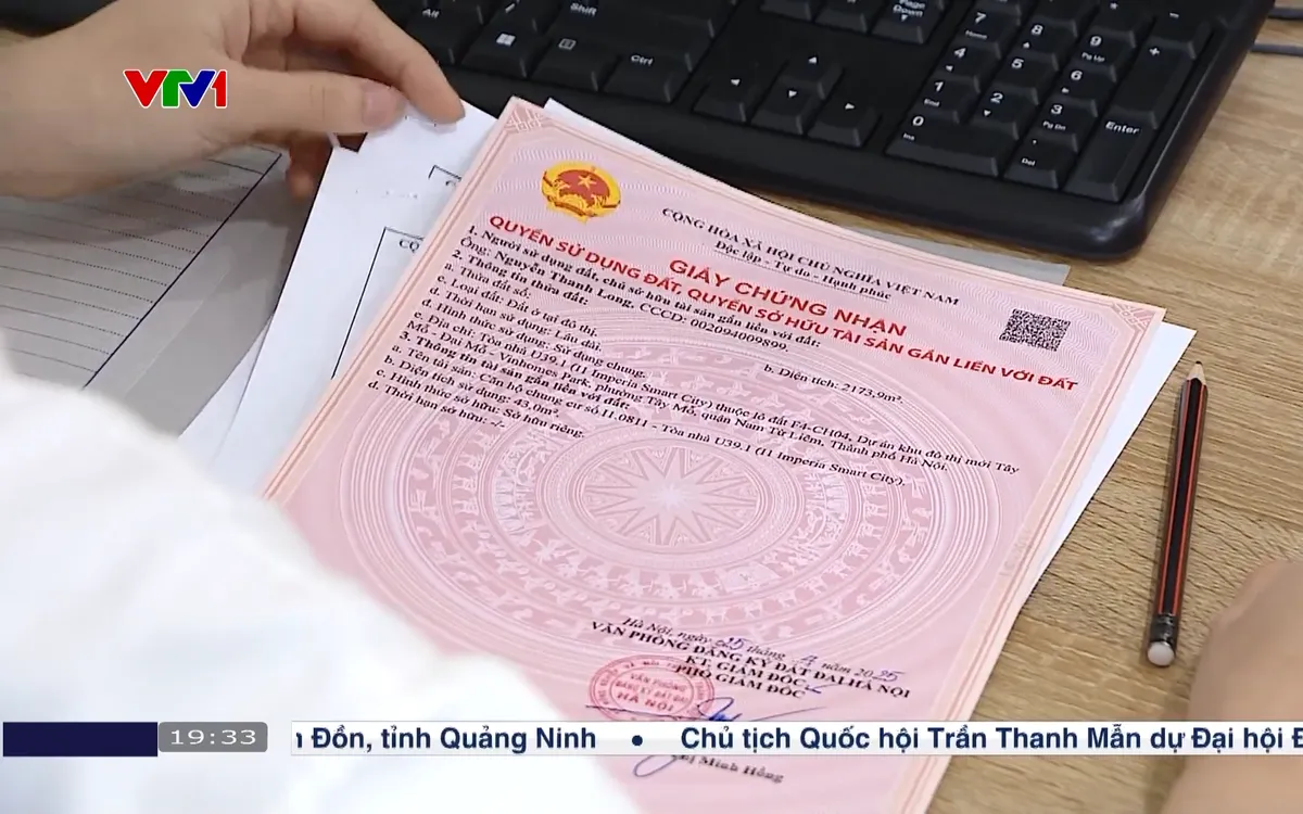 Người dân làm thủ tục cấp sổ đỏ tại cấp xã Người dân làm thủ tục cấp sổ đỏ tại cấp xã