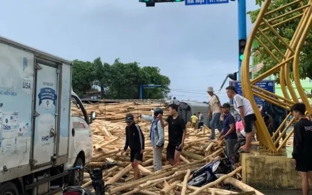 Xe chở gỗ bị lật. (Ảnh: PLO)