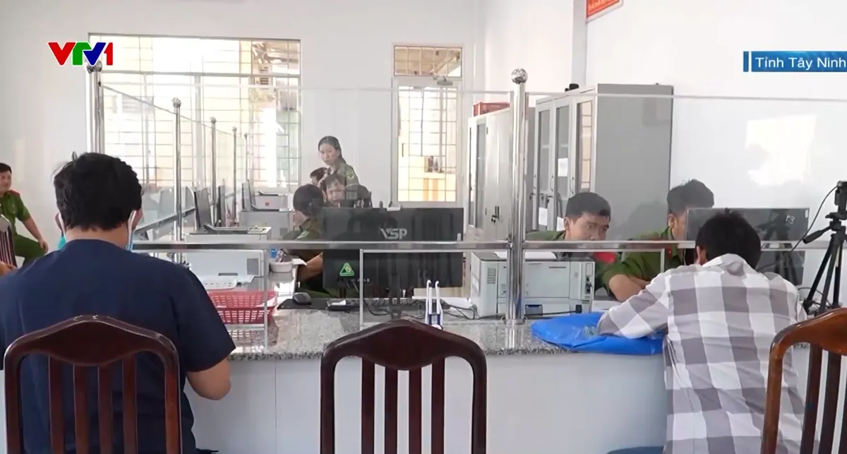 Công an Tây Ninh đồng hành, hỗ trợ người dân giải quyết thủ tục hành chính- Ảnh 1. Công an Tây Ninh đồng hành, hỗ trợ người dân giải quyết thủ tục hành chính- Ảnh 1.
