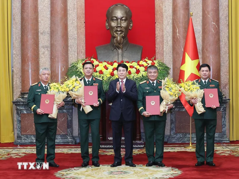 Chủ tịch nước trao quyết định thăng quân hàm cho sỹ quan Quân đội, Công an- Ảnh 1. Chủ tịch nước trao quyết định thăng quân hàm cho sỹ quan Quân đội, Công an- Ảnh 1.