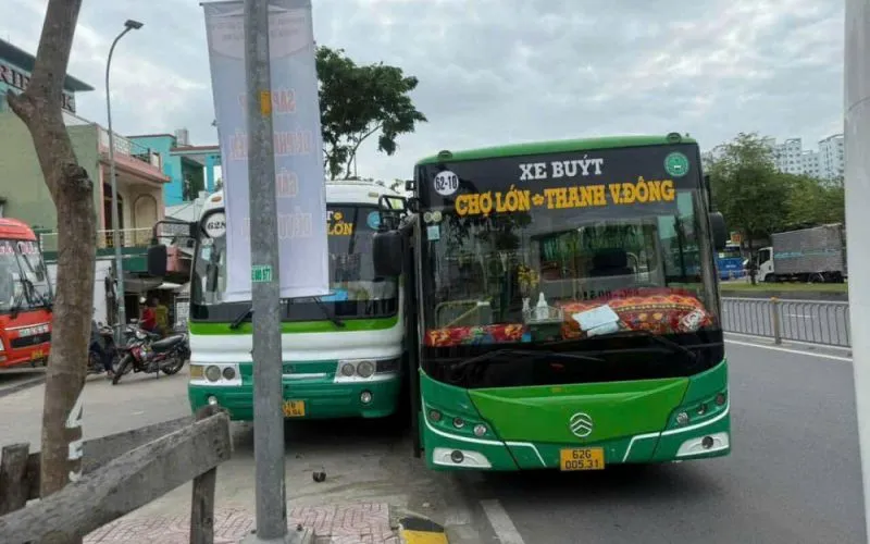 Hai xe buýt ép nhau, lao lên vỉa hè. (Ảnh: CAND)