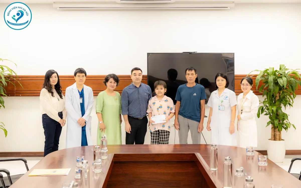 Nhà báo Nguyễn Thu Hà - Trưởng Ban Chuyên Đề - Khoa Giáo, cùng đại diện Quỹ Tấm lòng Việt trao số tiền ủng hộ của các nhà hảo tâm cho cháu Hà My