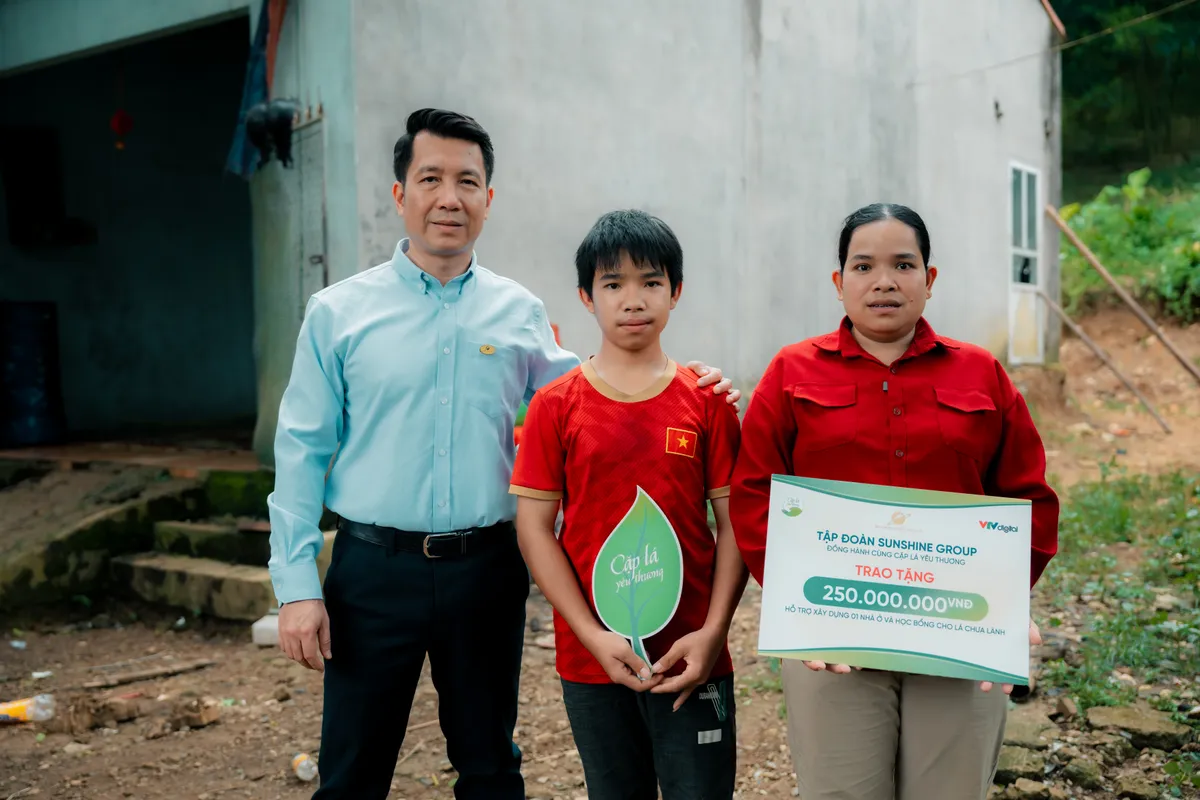 500 triệu đồng từ phi&ecirc;n livestream BĐS đầu ti&ecirc;n của Sunshine Group đ&atilde; đến tay 2 ho&agrave;n cảnh đặc biệt tại Thanh Ho&aacute;  - Ảnh 1.