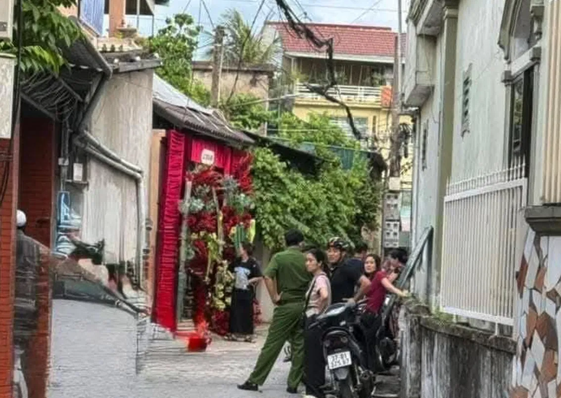 Nghệ An: Công an phá cửa sắt, khống chế kẻ hung hãn chém vợ - Ảnh 1.