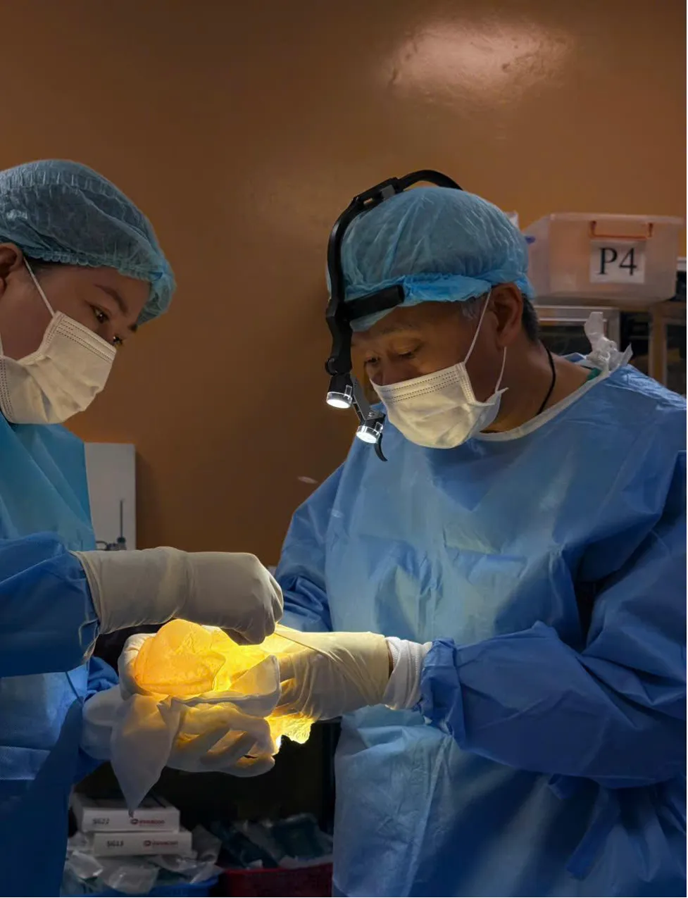 Tháo túi ngực cho phụ nữ có bệnh lý nền - Ảnh 2.