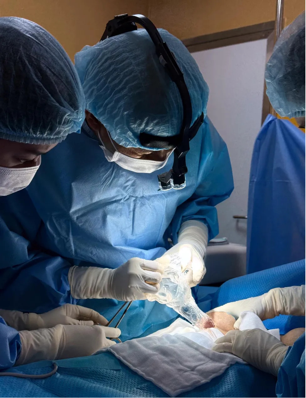 Tháo túi ngực cho phụ nữ có bệnh lý nền - Ảnh 3.