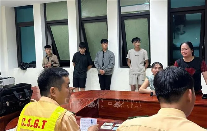 Xử phạt 9 thanh niên vi phạm quy định về an toàn giao thông - Ảnh 1.