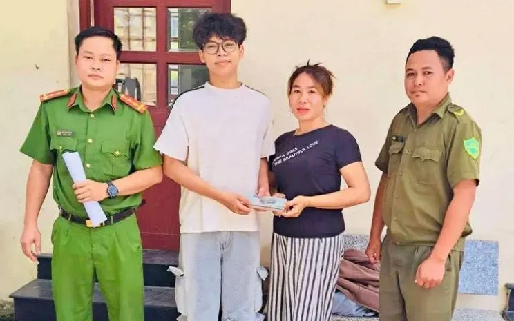 Công an xã Long Thành hỗ trợ em Đức trao trả tài sản cho chị Phạm Thị Giang. (Ảnh: CA)