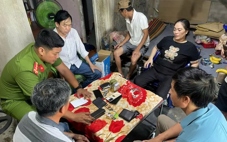 Hiện trường vụ đánh bạc. (Ảnh: CA)