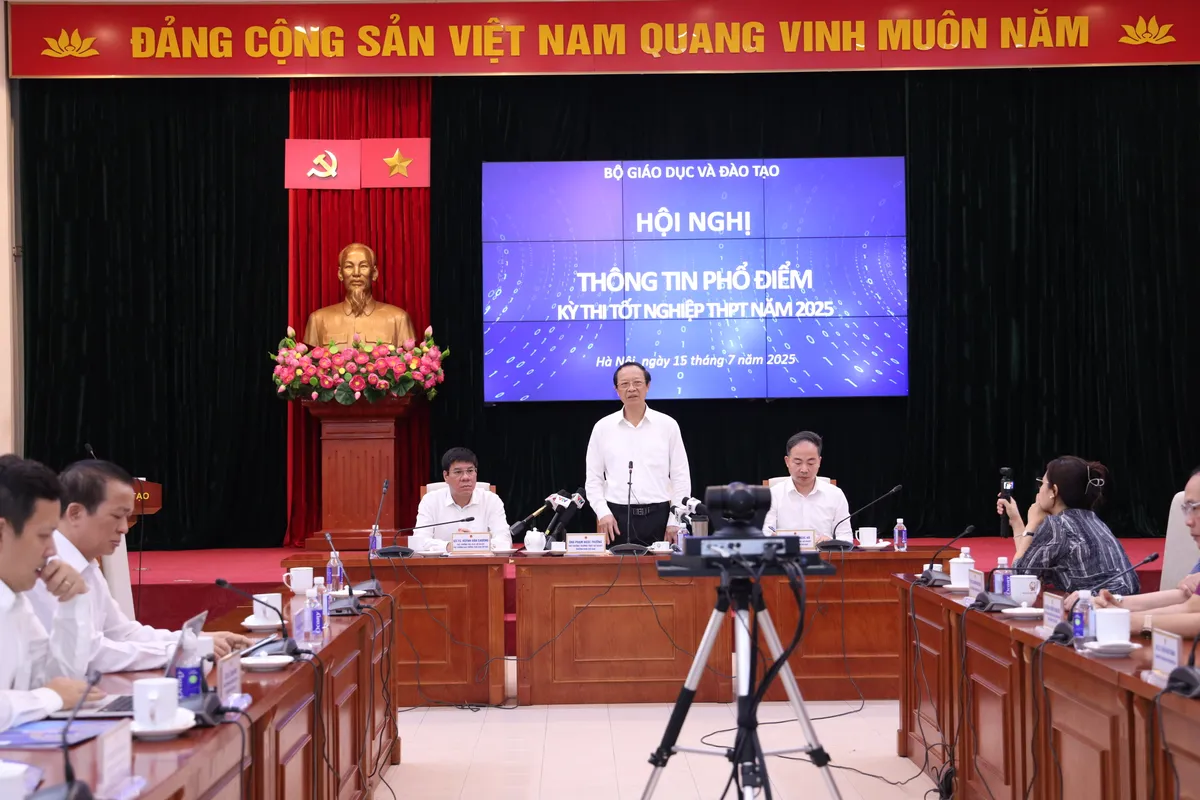 Thi tốt nghiệp THPT 2025: Hơn 15.300 bài thi đạt điểm 10, gần 1.000 thí sinh bị điểm liệt  - Ảnh 1.
