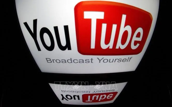 Biểu tượng YouTube trên màn hình máy tính. Ảnh: AFP/TTXVN