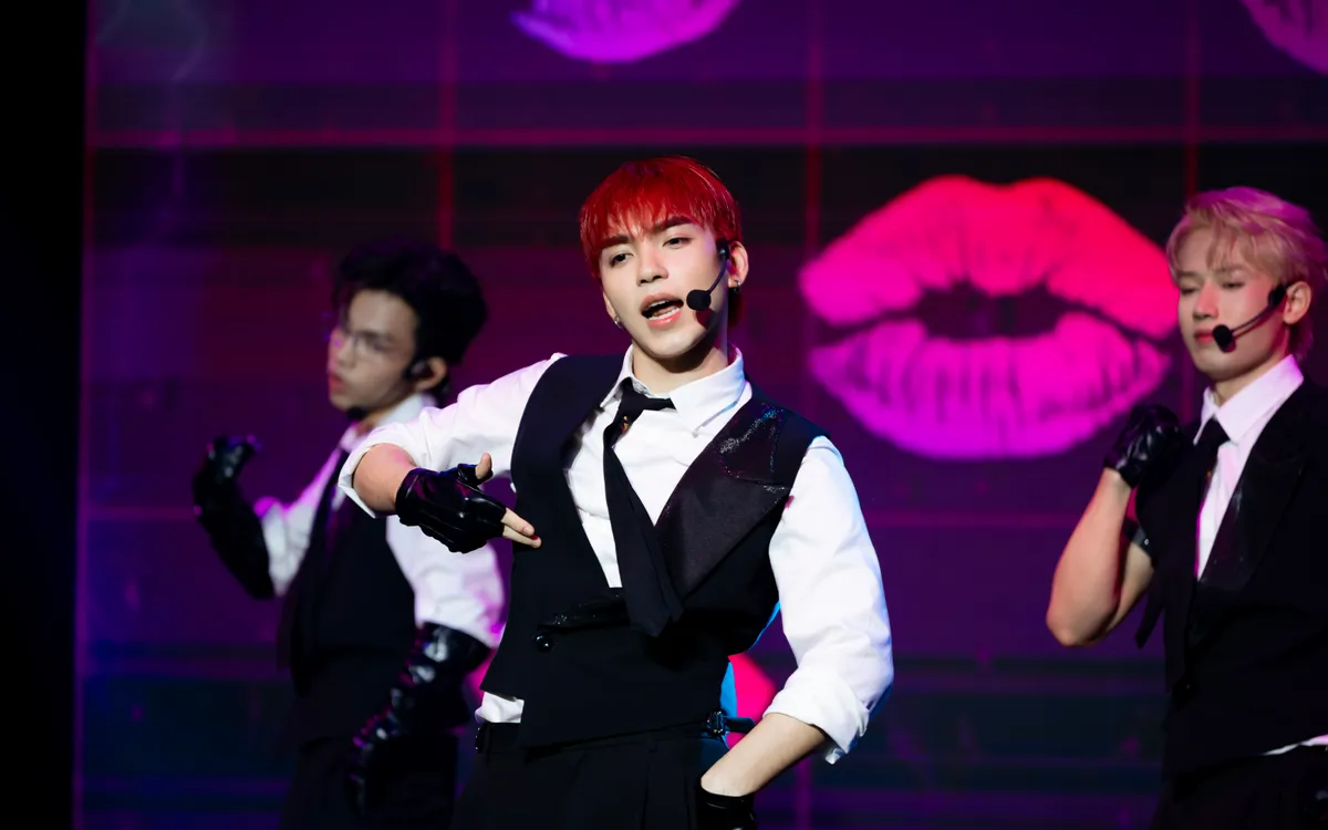 Nam diễn viên phim Lối nhỏ vào đời - Tạ Hoàng Long - dừng chân trước thêm showcase Nam diễn viên phim Lối nhỏ vào đời - Tạ Hoàng Long - dừng chân trước thêm showcase