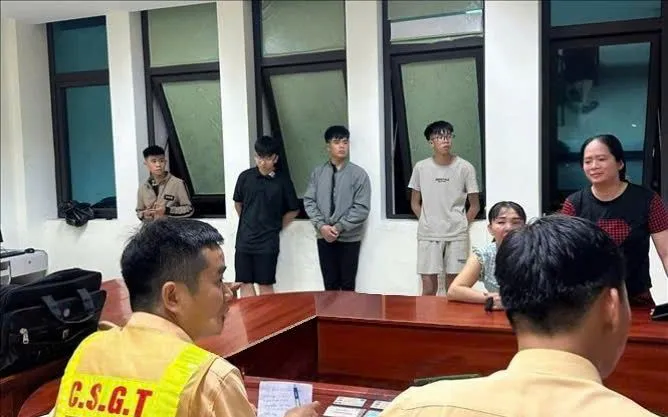 Lực lượng chức năng làm việc với nhóm thanh thiếu niên và phụ huynh Lực lượng chức năng làm việc với nhóm thanh thiếu niên và phụ huynh