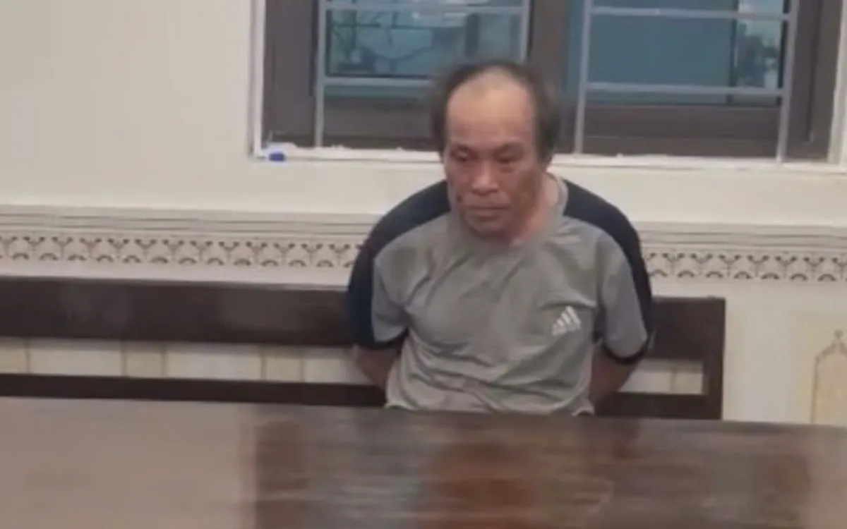 Đối tượng chém vợ tại cơ quan công an. Ảnh CANA. Đối tượng chém vợ tại cơ quan công an. Ảnh CANA.